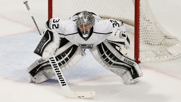 jonathan-quick-incredible-stick-save-kings-sharks-gif-960.jpg
